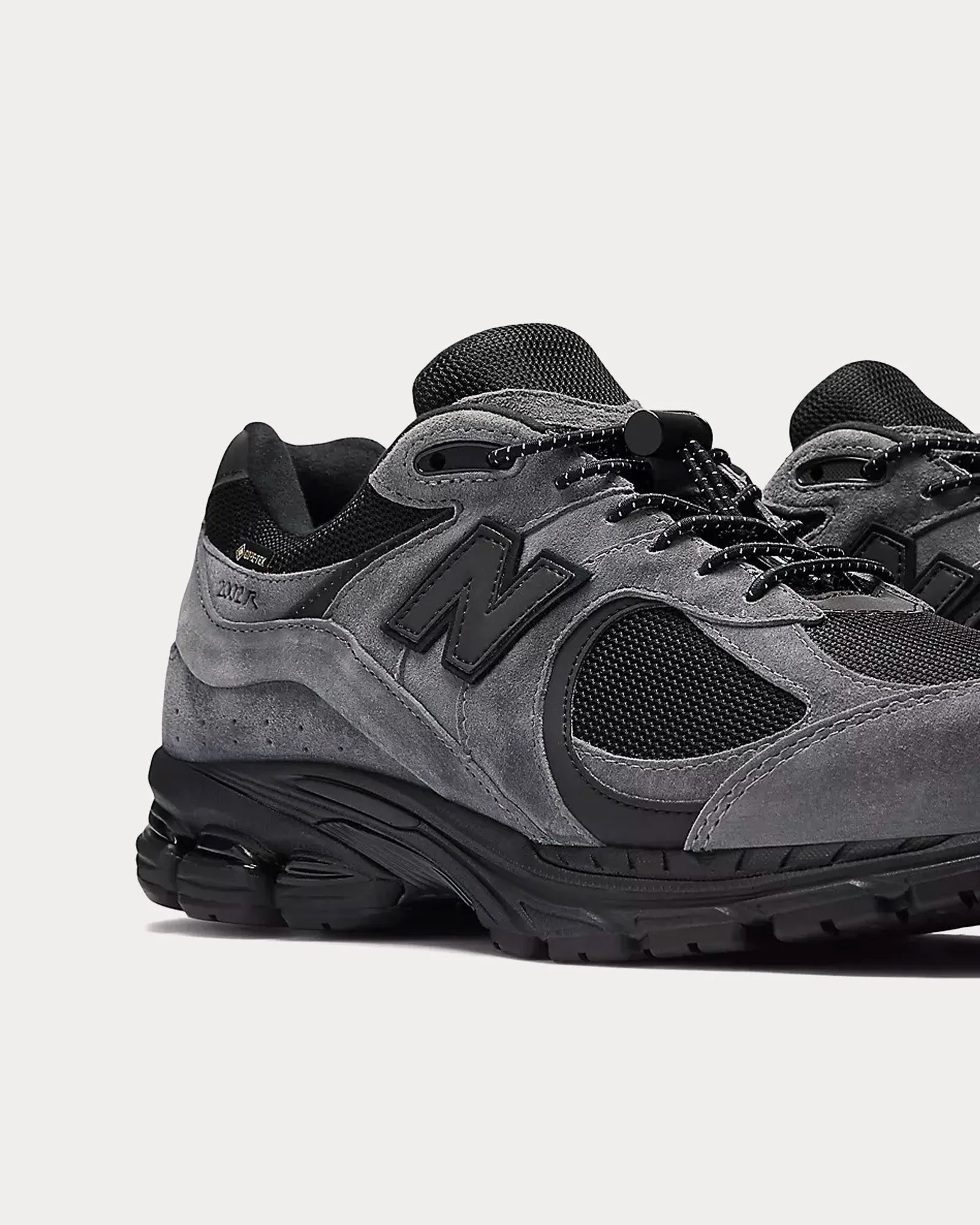 2002r Gore-Tex Grey / Black Low Top Sneakers