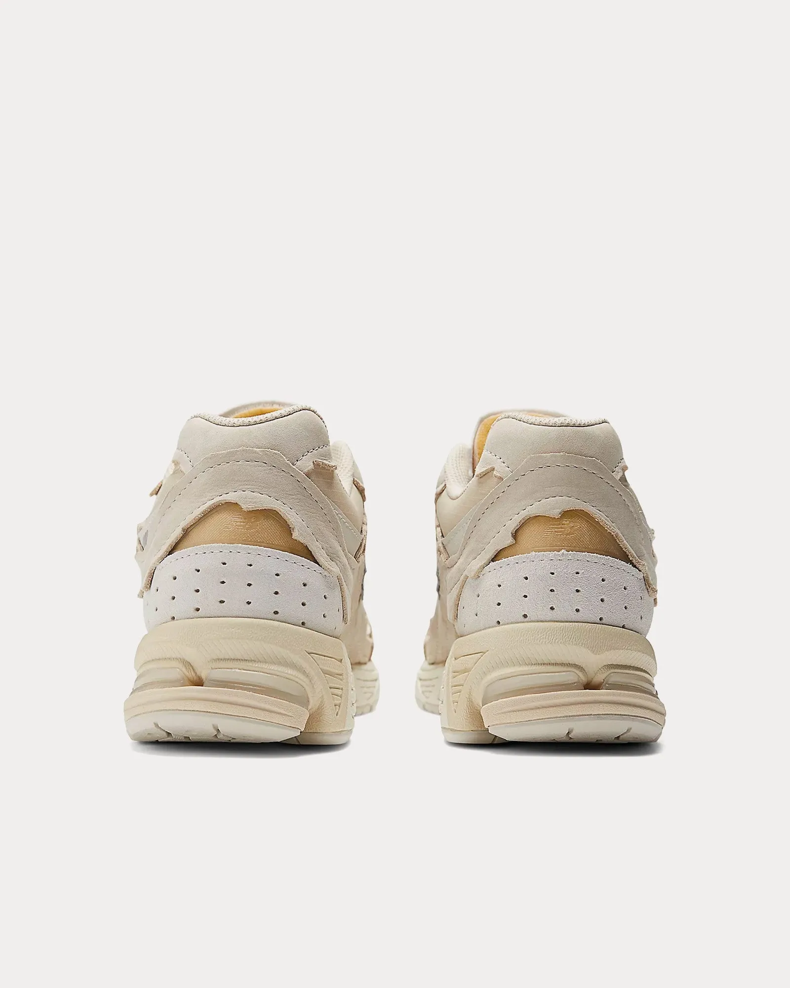 2002rd Sandstone / Turtledove / Gold Metallic Low Top Sneakers