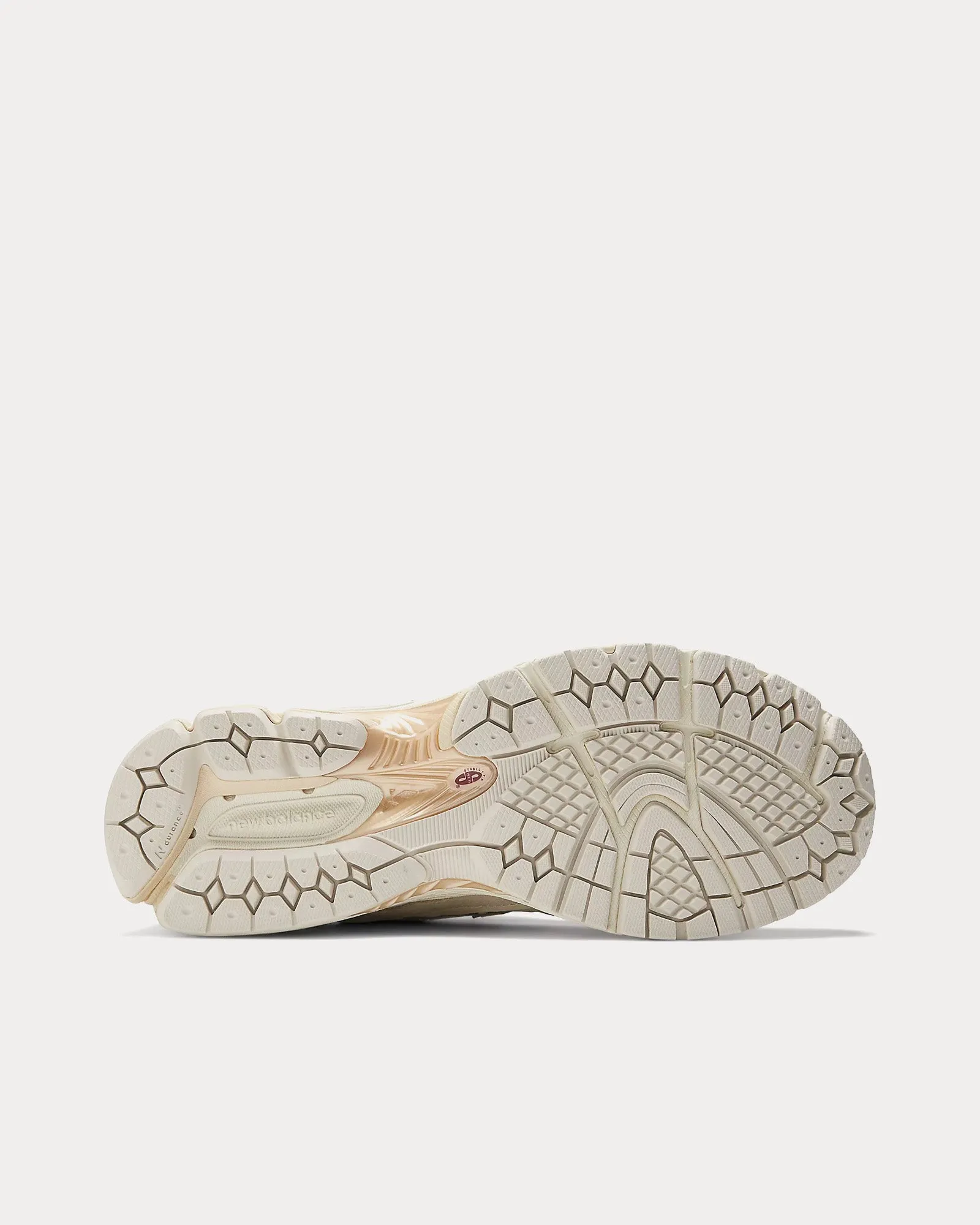 2002rd Sandstone / Turtledove / Gold Metallic Low Top Sneakers